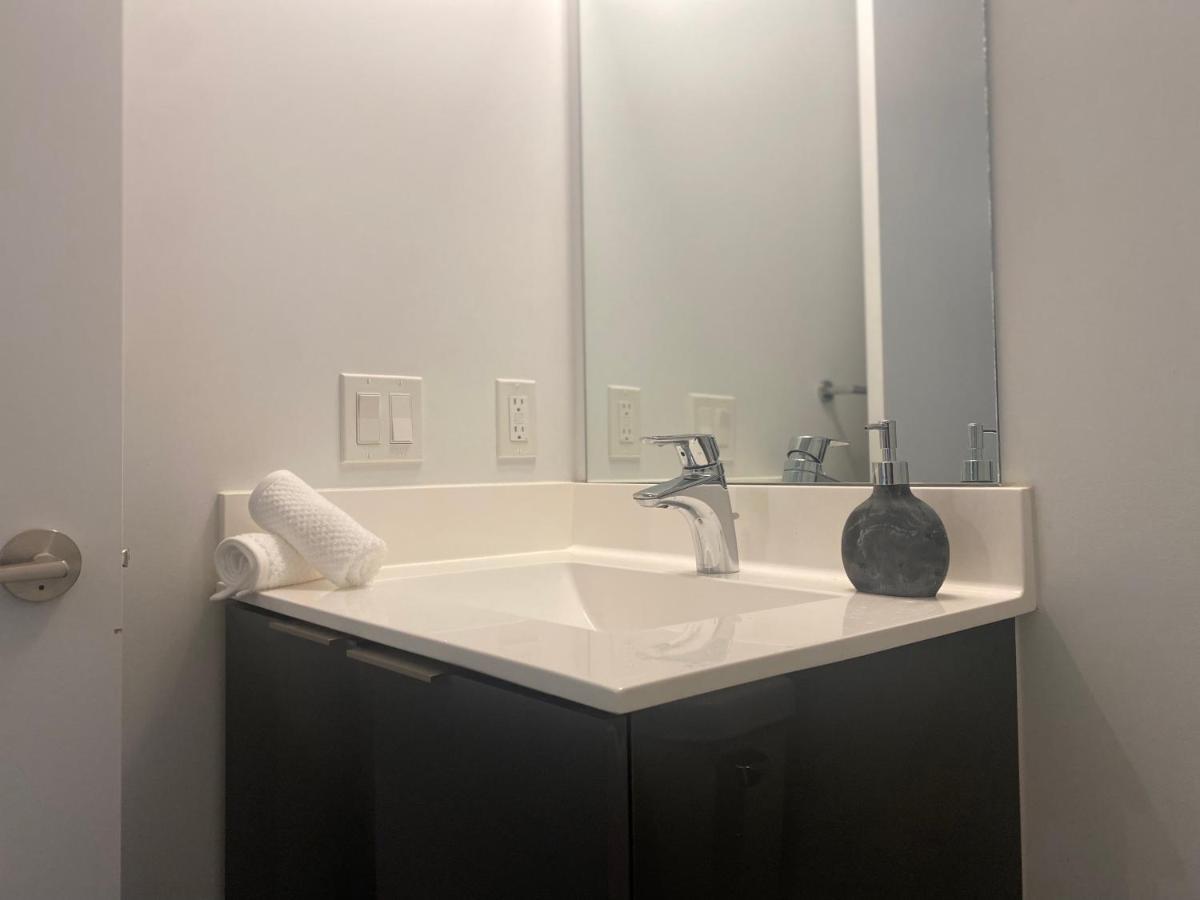 1 Bedroom Waterfront Condo Торонто Екстериор снимка